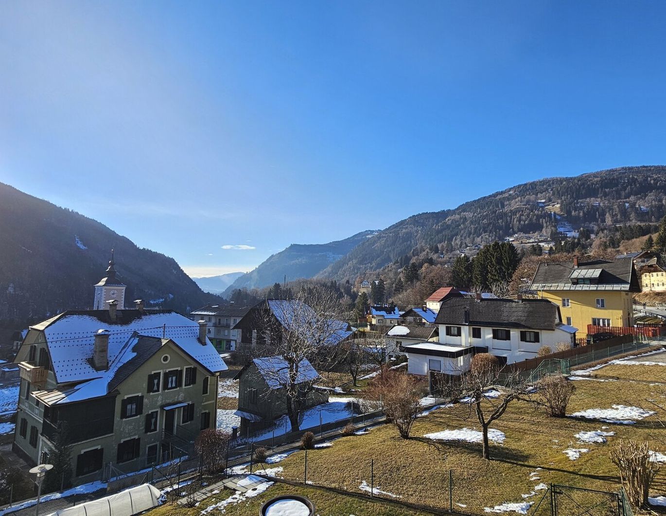Gepflegte 3-Zimmer Wohnung inkl. großer Loggia, Balkon und Stellplatz. Mieten.