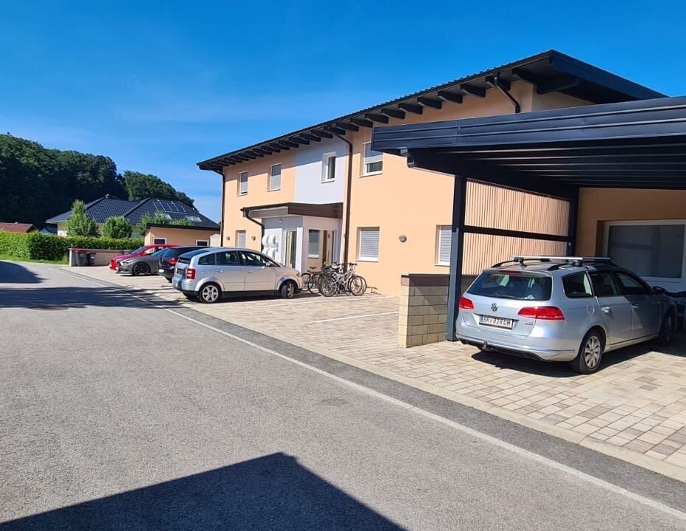 K3 präsentiert 3-Zimmerwohnung mit großer Sonnenterrasse und zwei Parkplätzen in absoluter Ruhelage