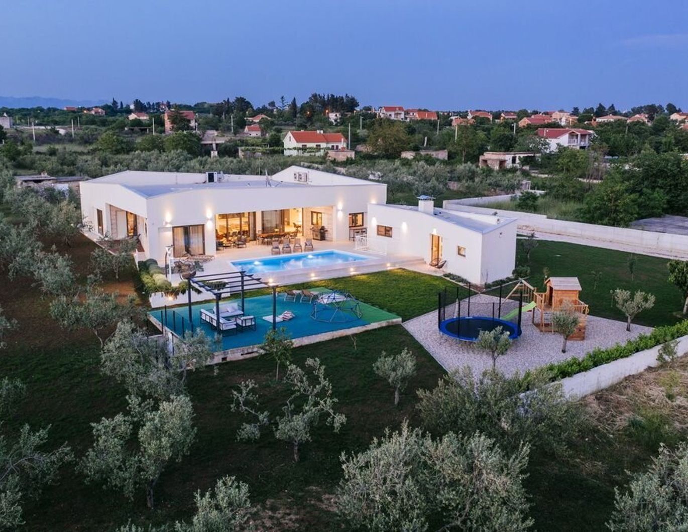 Luxuriöse Neubauvilla mit Pool, 5 Schlafzimmern und großem Grundstück