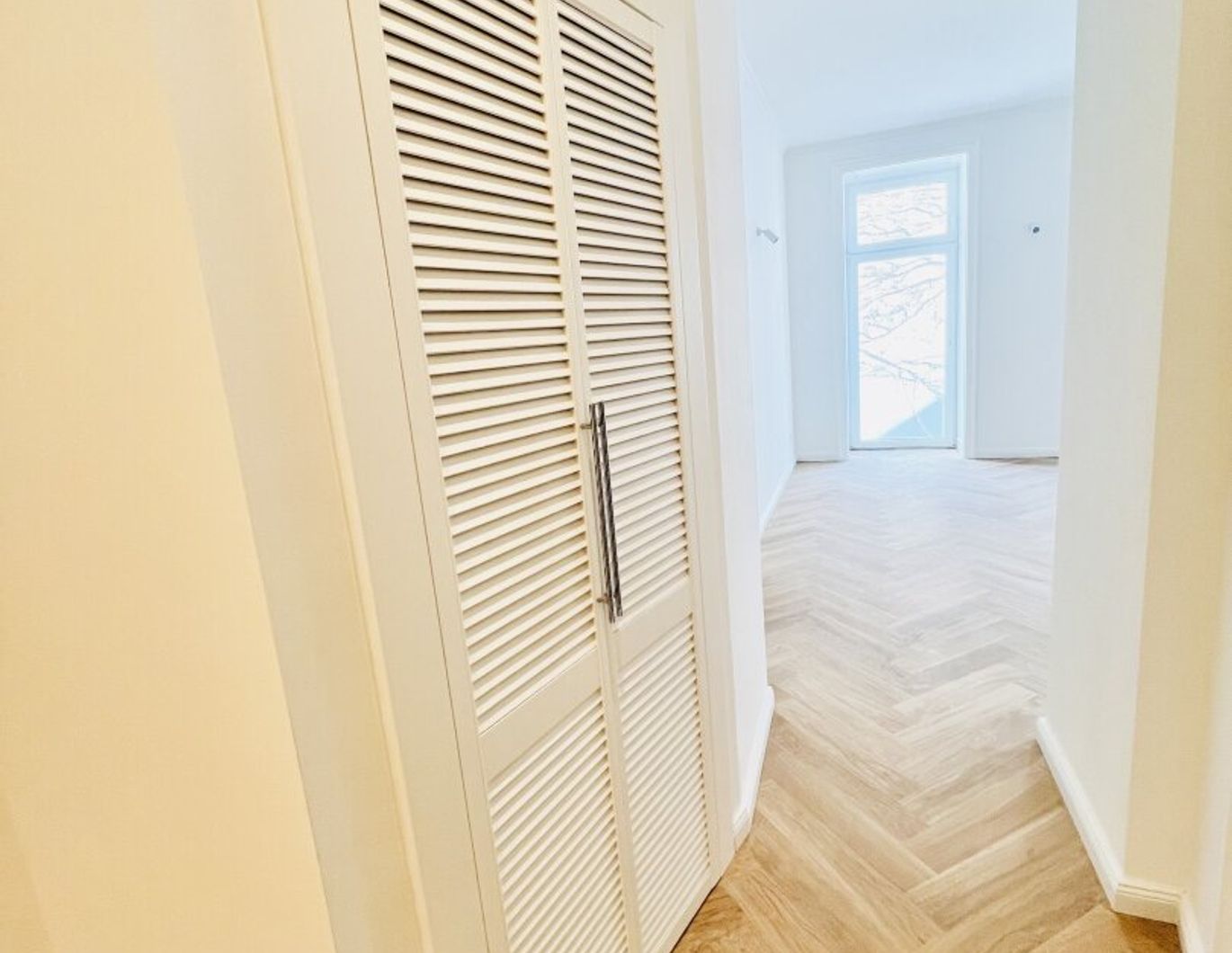 Erstbezug nach Top Sanierung: Lichtdruchflutete 2 Zimmer Balkonwohnung