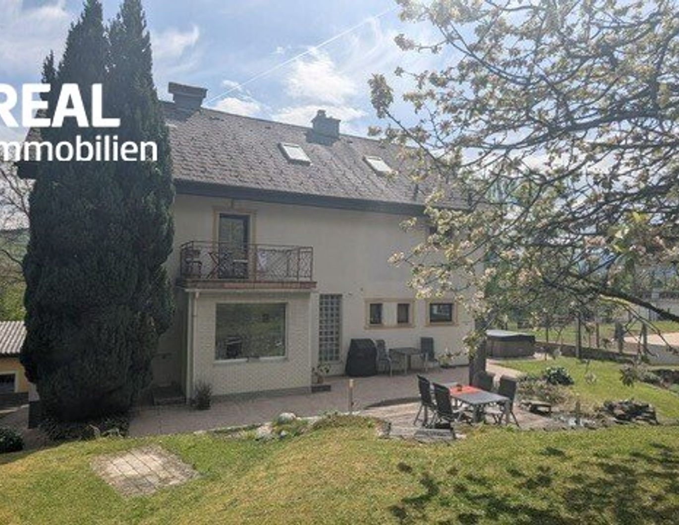 Geräumiges Zweifamilienhaus mit Garten und Terrasse