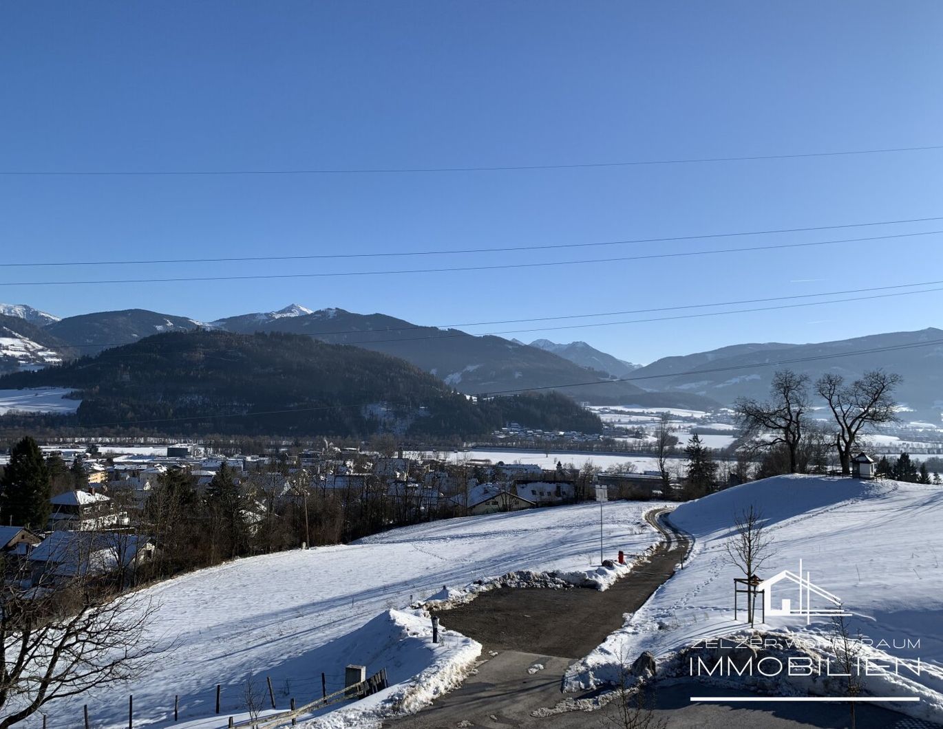 NEUBAUWOHNUNG AUF EINER KLEINEN ANHÖHE MIT AUSBLICK