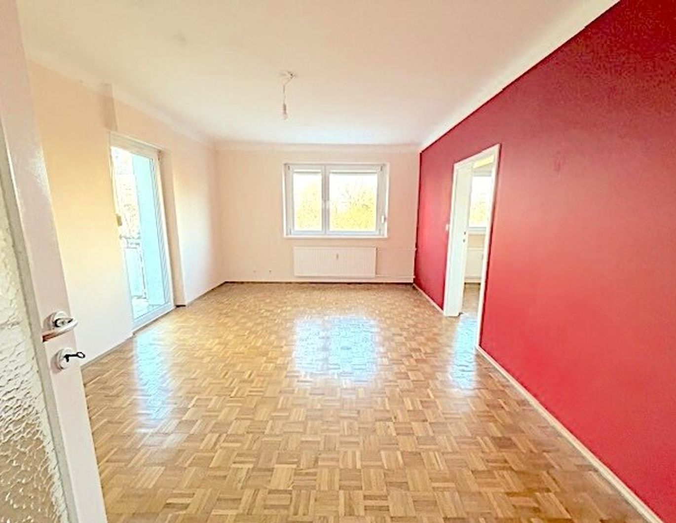 (RESERVIERT) PROVISIONSFREI VOM EIGENTÜMER! UNSANIERTE 4-ZIMMER WOHNUNG MIT LOGGIA NÄHE FORSTHAUSPARK!