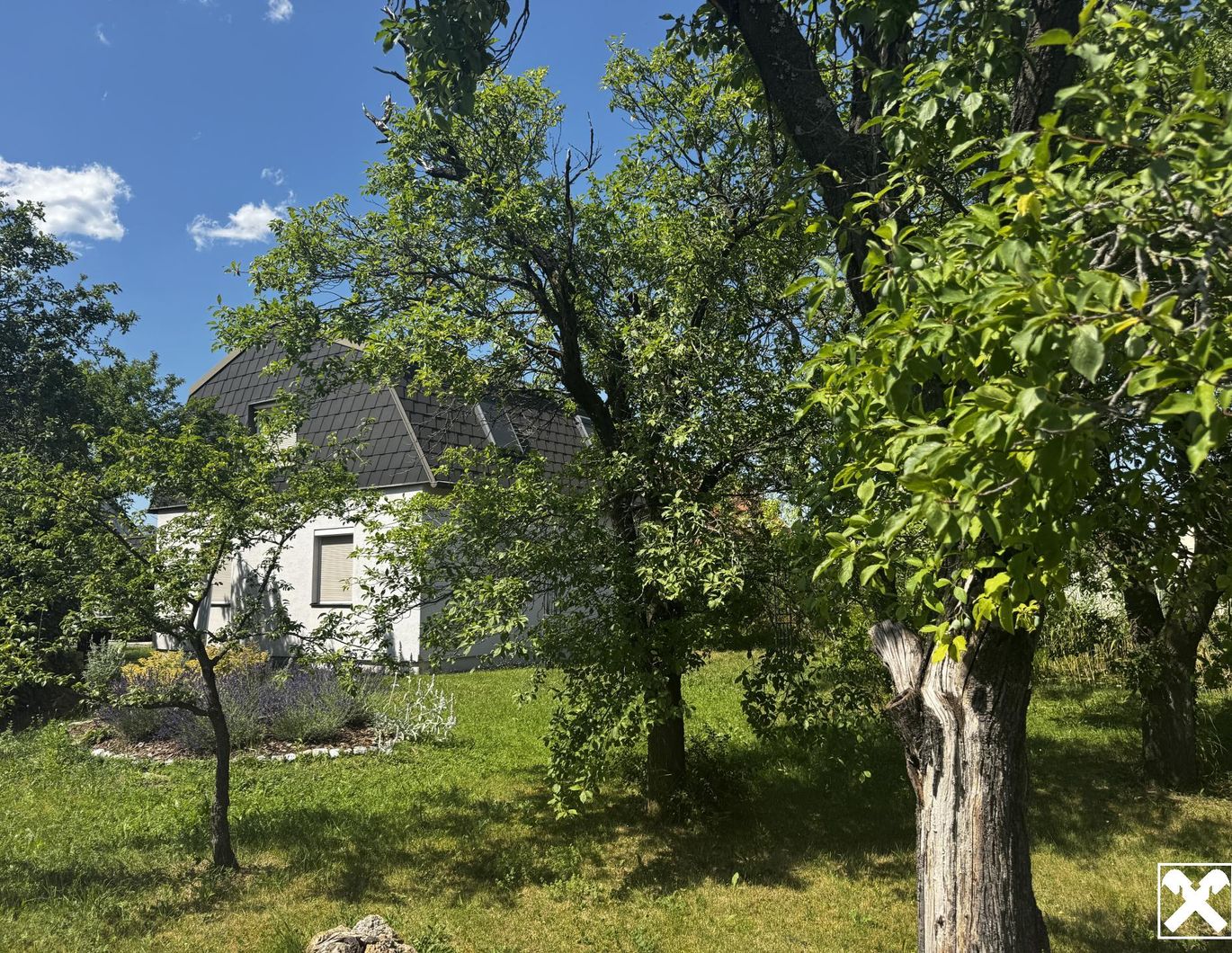 Wohnhaus inmitten vom Gartenparadies