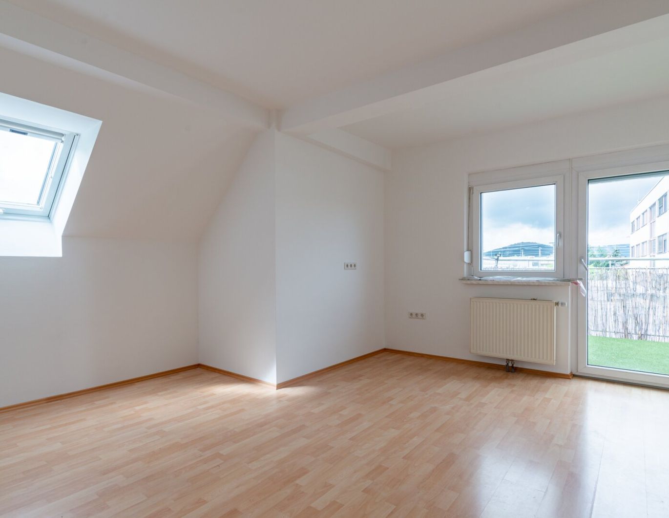 NEUWERTIGE 2-ZIMMER-WOHNUNG MIT BALKON UND PARKPLATZ