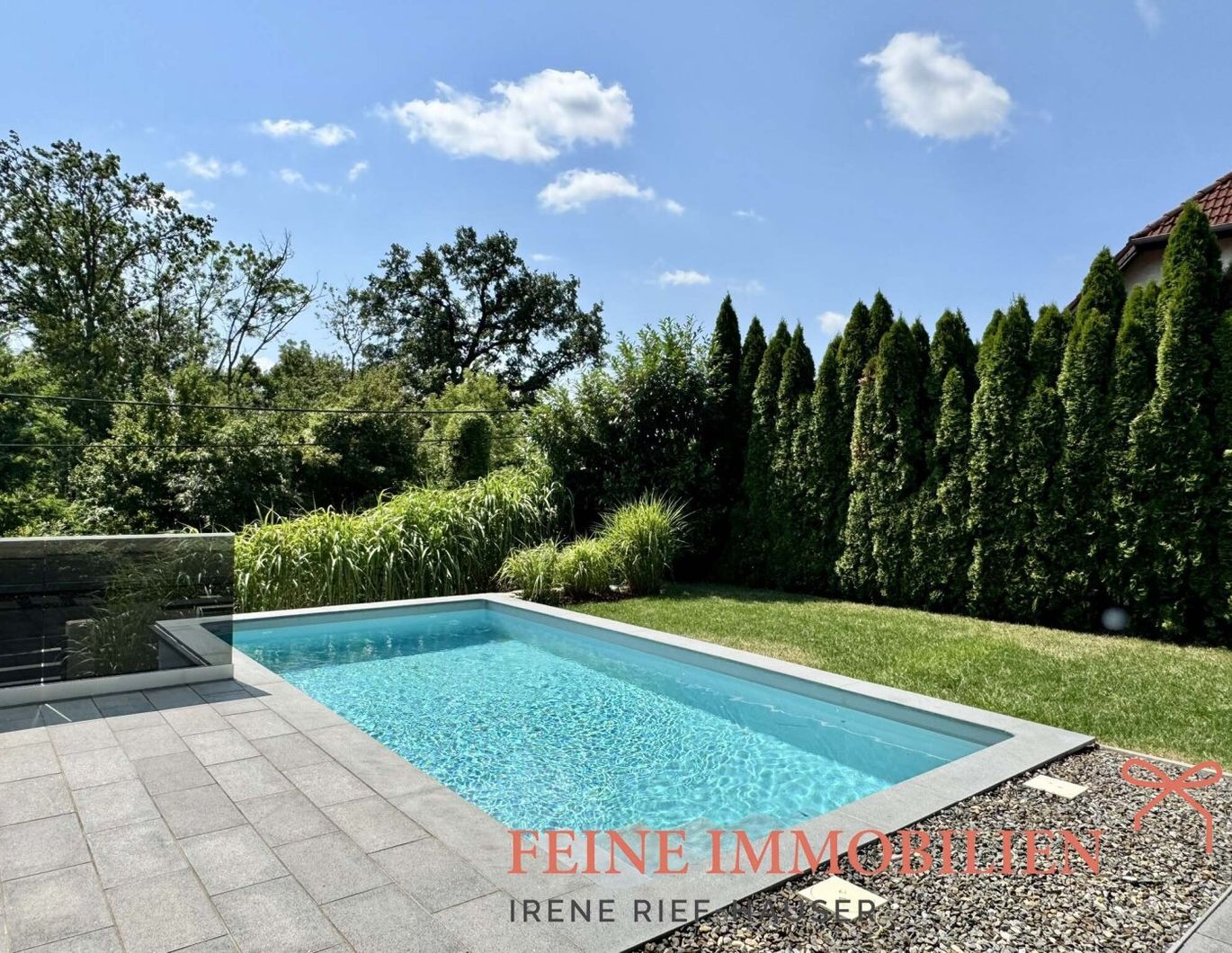 Modernes Haus mit Garten, Pool und Fernblick