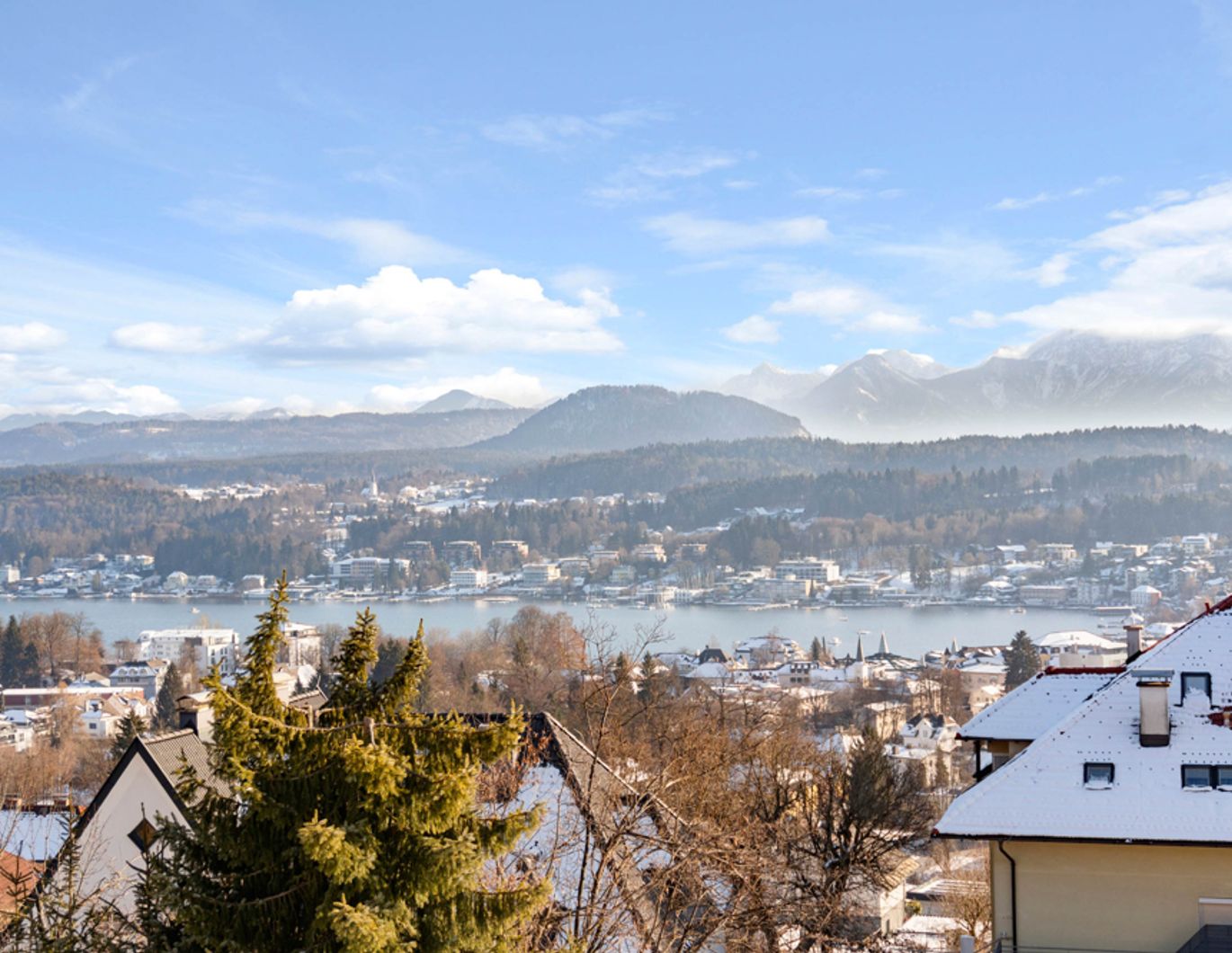 Seeblick-Wohnhaus in Bestlage oberhalb von Velden