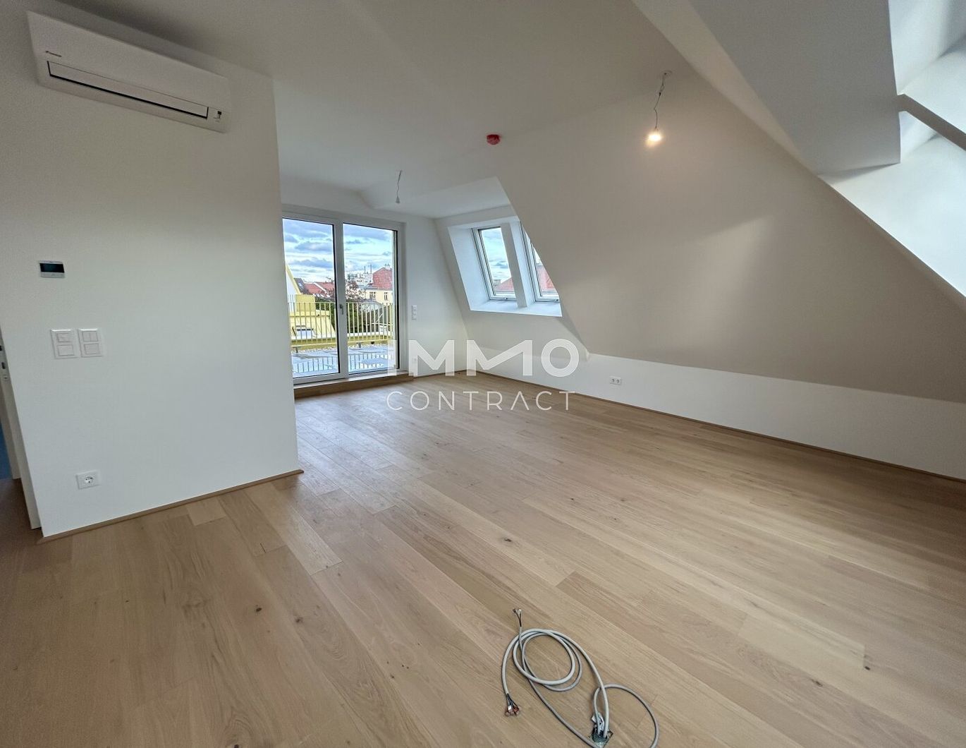 Dachterrassenwohnung mit Möglichkeit für Whirlpool! 3-Zimmer! U1 Kagraner Platz!