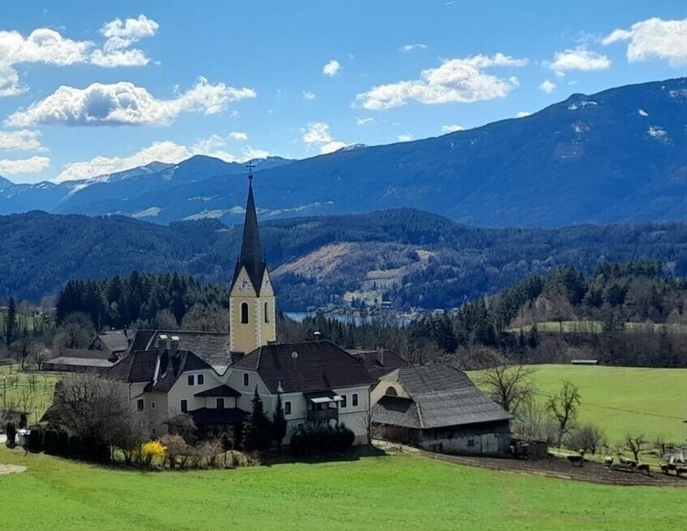 LIFESTYLE PUR IN SEEBODEN AM MILLSTÄTTER SEE! EINZIGARTIGER UND ABSOLUT HOCHWERTIG AUSGESTATTETER BUNGALOW (NEUBAU) MIT ATEMBERAUBENDEN AUSSICHTEN!