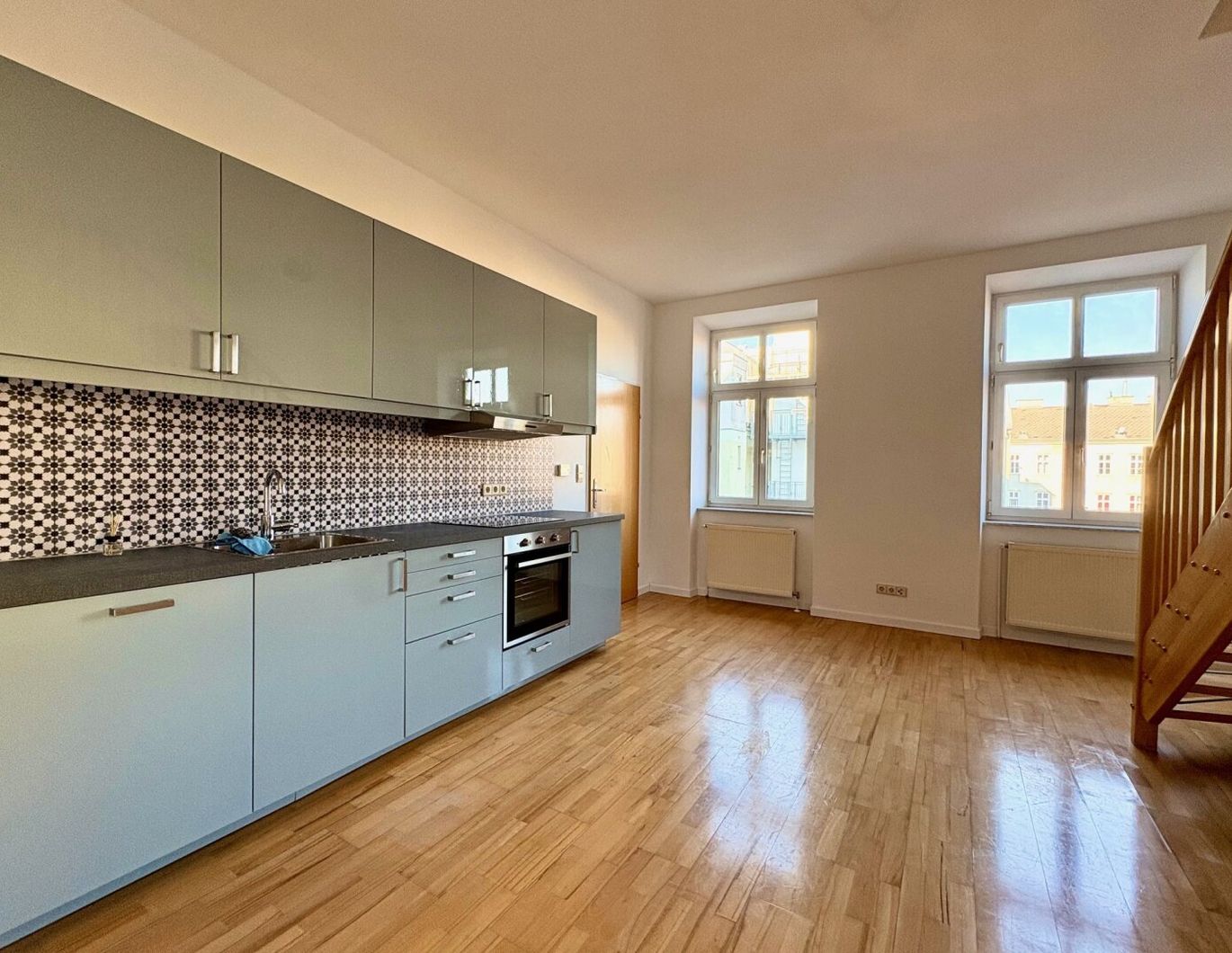 ENTZÜCKENDE MAISONETTE MIT TERRASSE IN KLASSISCHEM ALTBAU