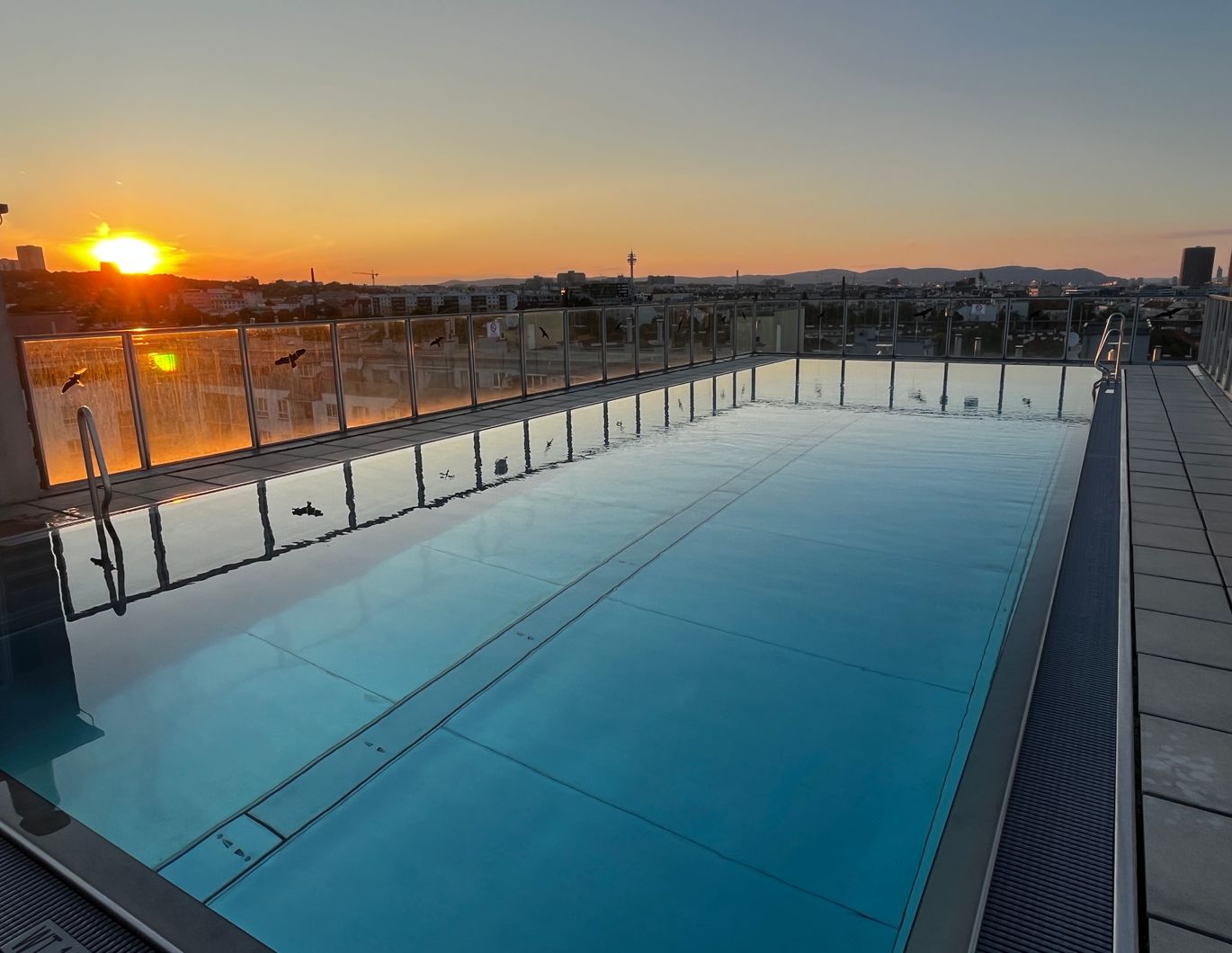 Praktische 3-Zimmer Wohnung mit Loggia, Pool am Dach & U-Bahn-Nähe