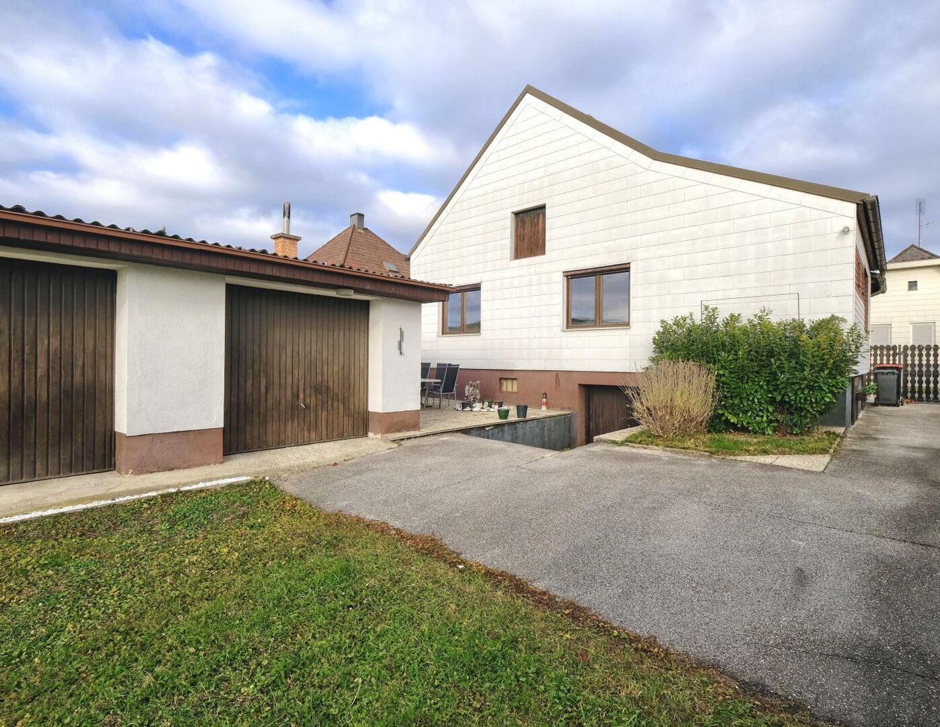 Gepflegtes Einfamilienhaus mit schönem Garten im Blaufränkischland - 2 Garagen, voll unterkellert- Zugverbindung Richtung Wien!