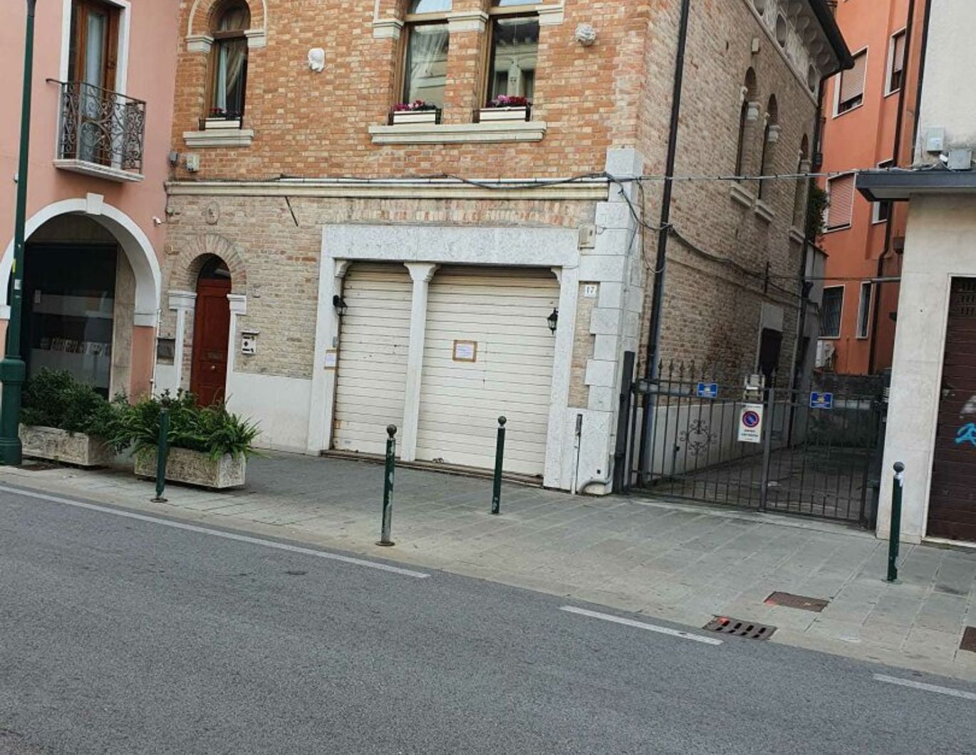 Exklusives Stadthaus im Zentrum Mestres mit Parkgarage