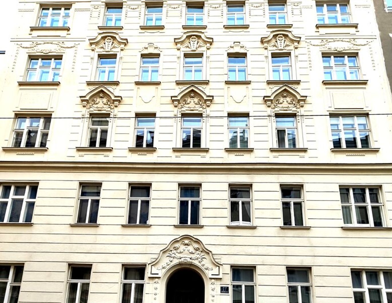 Breitenfelder Gasse! Generalsanierter 4-Zimmer Erstbezug im Stilaltbau im 1. Liftstock!