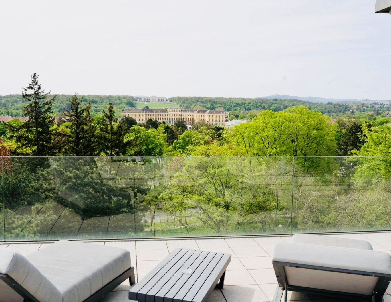 Möblierte Penthouse-Wohnung mit 186 m² Dachterrasse & Schönbrunn-Blick
