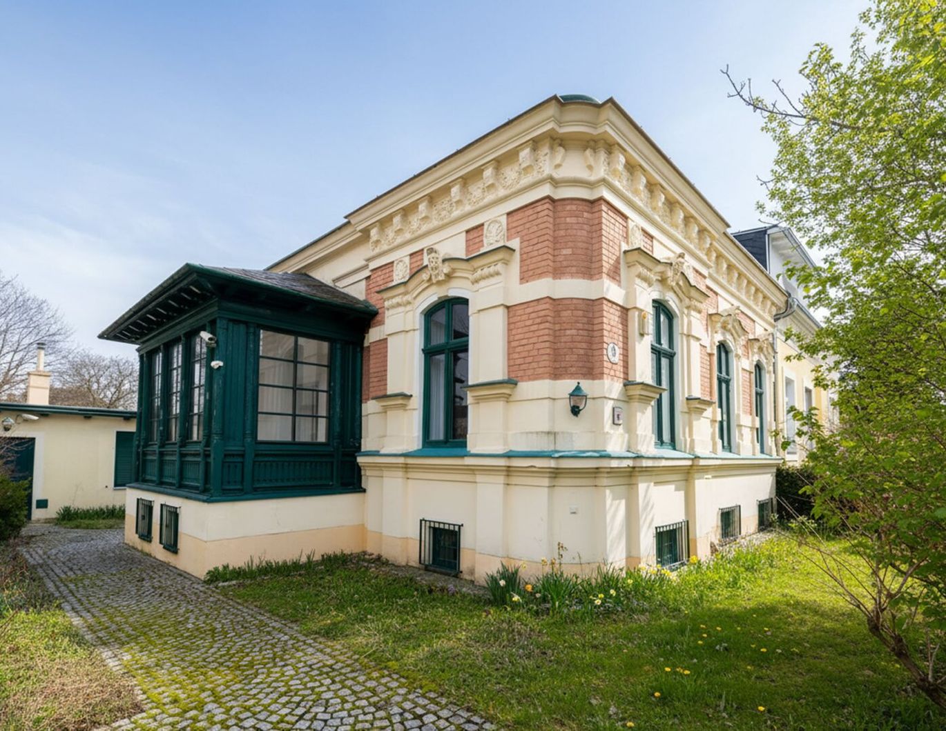 Altbau-Villa mit Gartenhaus in bester Mödlinger Wohnlage