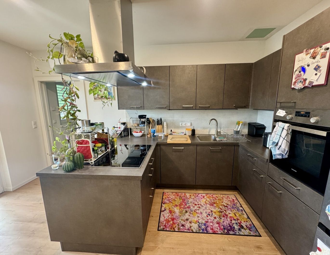 Hochwertige Mietwohnung mit rund 23 m² Wintergarten, Einbaumöbeln & Klimaanlage in zentraler Lage ...!