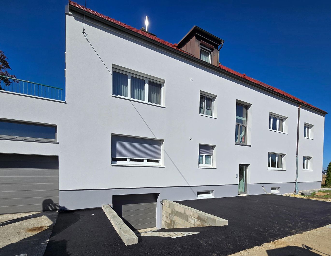 Erstbezug nach Kernsanierung: Moderne Wohnung im EG mit Garage