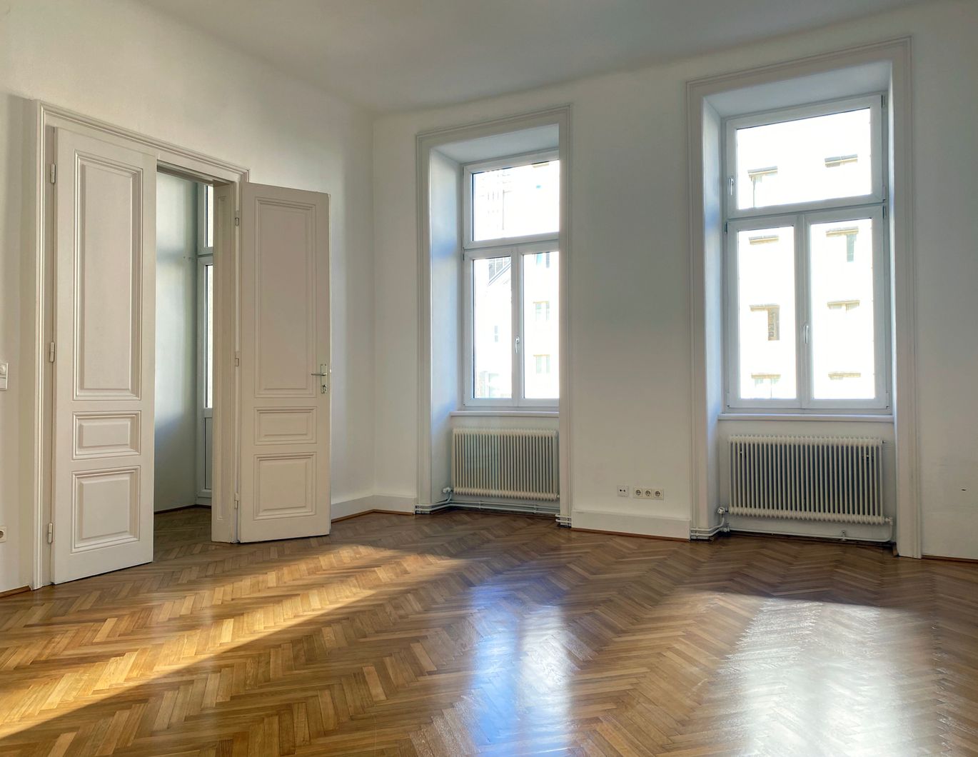 Sehr große, helle und schön renovierte Altbauwohnung mit hochwertiger Ausstattung