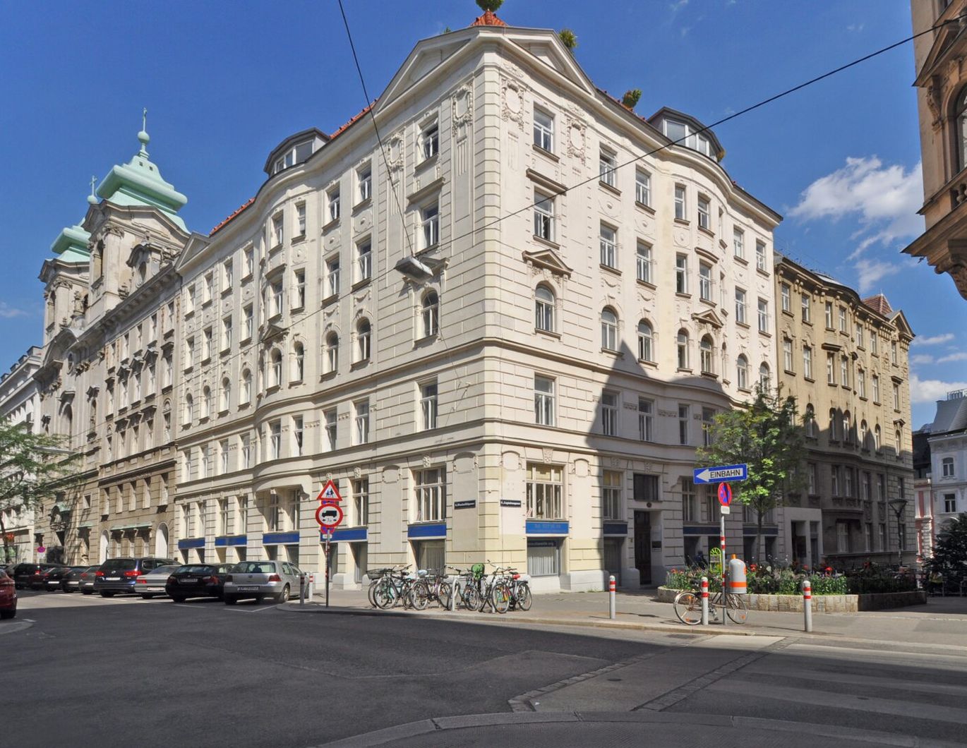Museumsquartier: Erstbezug: Elegante 5,5 Zimmer-Altbauwohnung mit Balkon