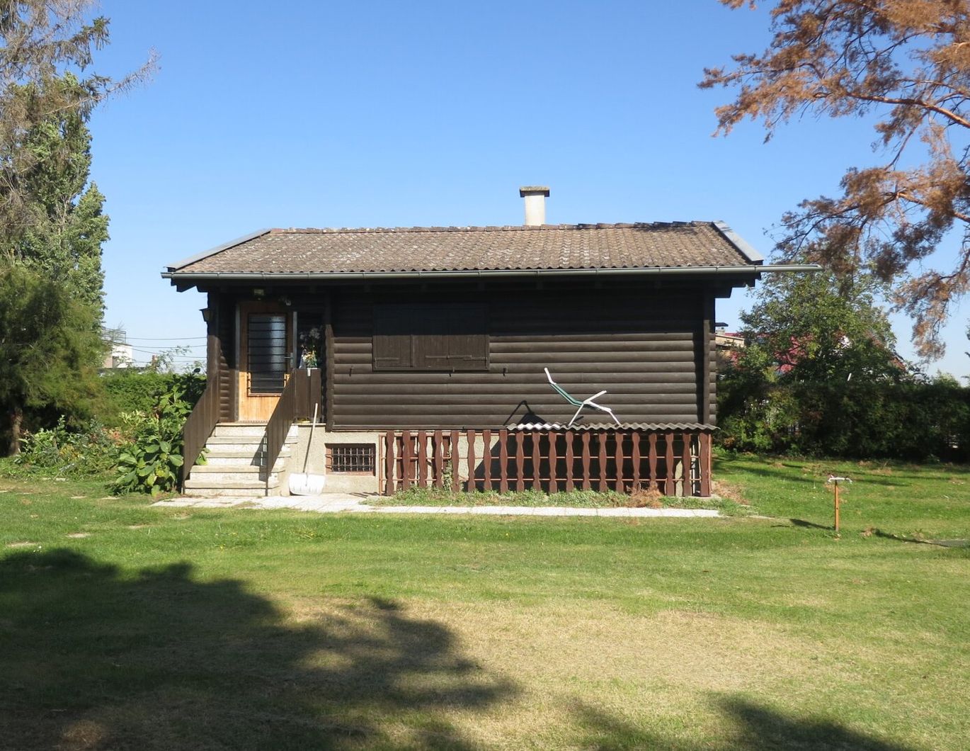 Urbanes Wohnen mit großem Garten mit kleinem Einfamilienhaus in Essling