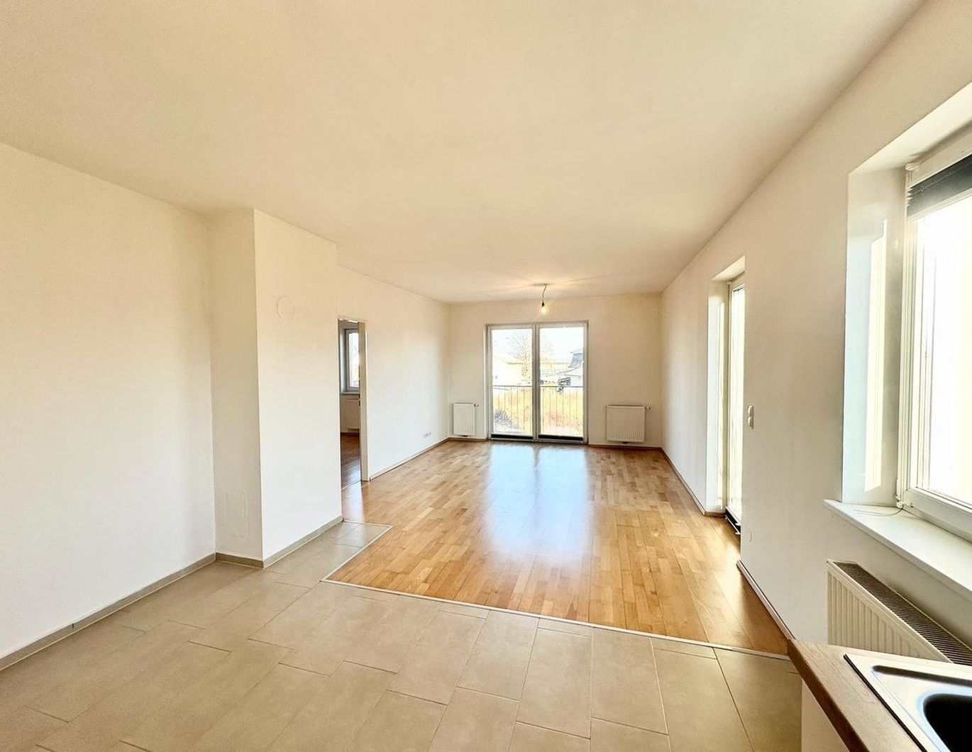 Helle 2-Zimmer Wohnung mit Küche - nur 4 Min zum Bahnhof (perfekt für Wien-Pendler)