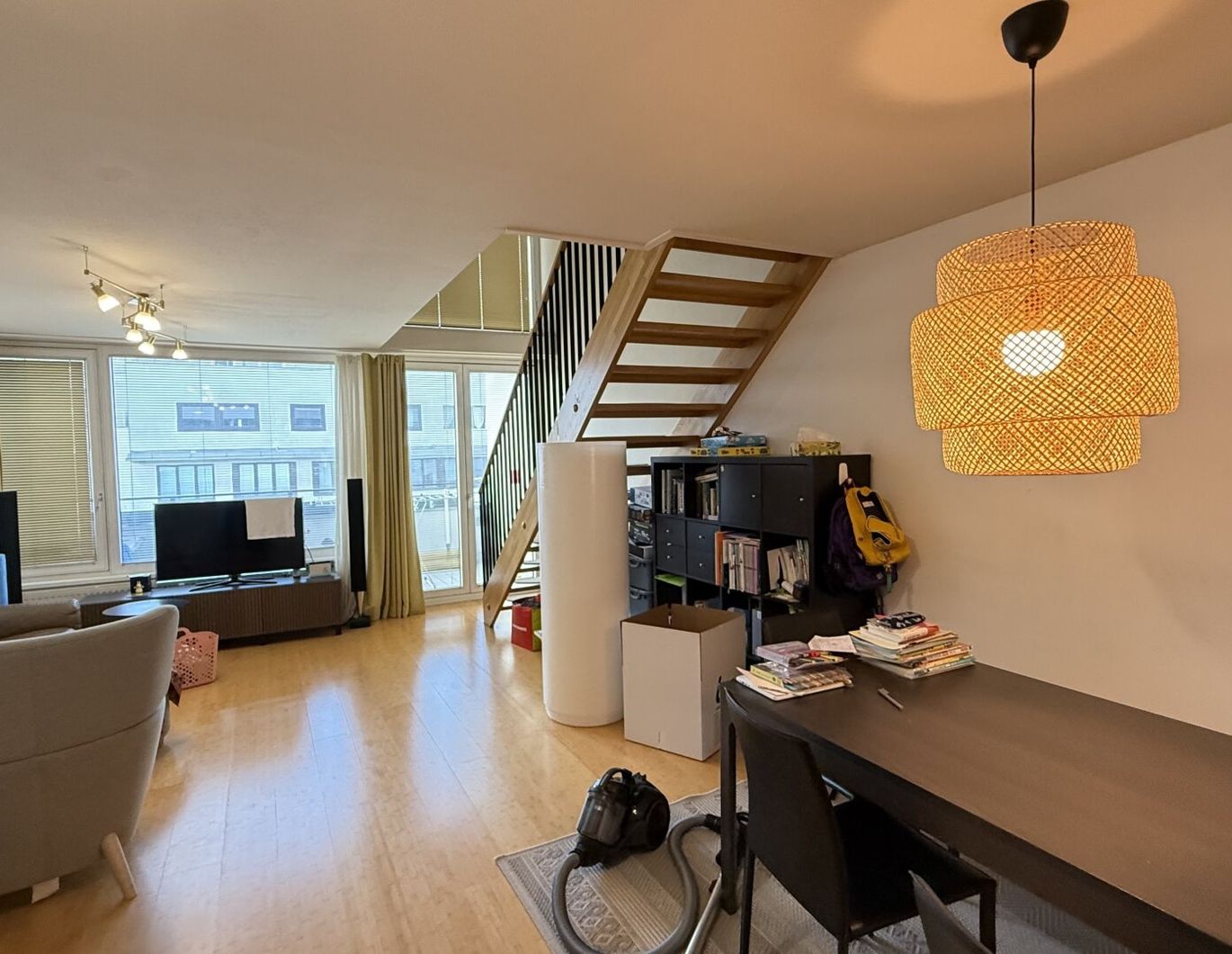 Tokiostraße / Kirschblütenpark: VIS / Japanische Schule: Möblierte 4 Zimmer-Maisonetten-Wohnung mit einer Loggia und Terrasse + optionaler Garagenstellplatz!