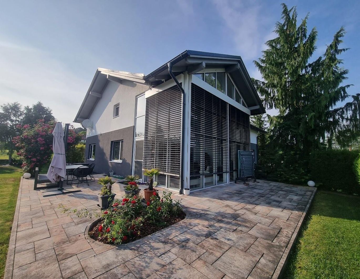 Hart bei Graz: großes Einfamilienhaus mit 275 m2 Wfl., 1670 m2 Grund und Außenpool