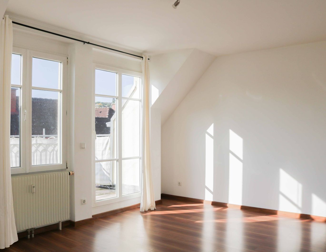 Ruhig, hell, grün! Sonnige Dachterrassenwohnung! Tram-Nähe!