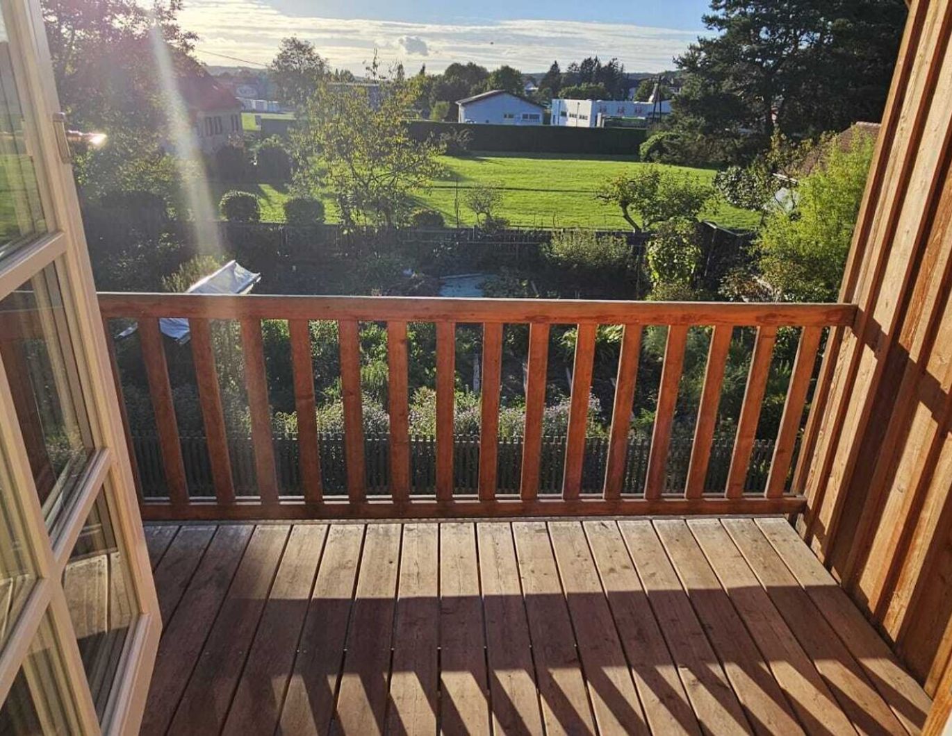 * * Sonnige 3-Zimmer-Wohnung mit Balkon und eigenem Carportplatz in idyllischer Lage! * *