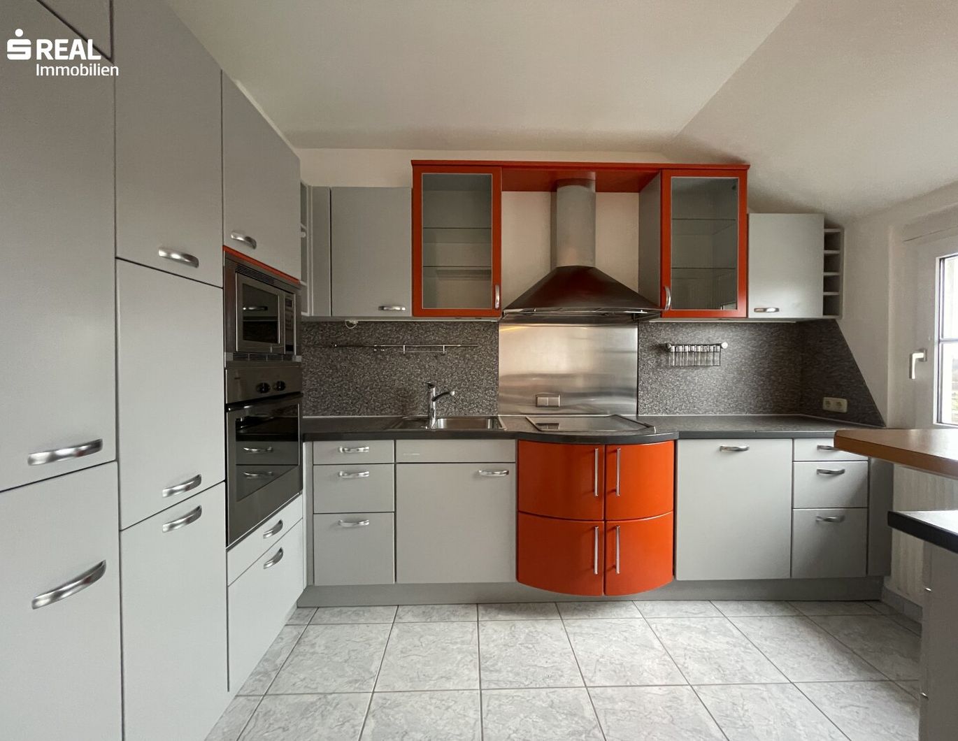 Ruhige 3-Zimmer-Dachgeschosswohnung mit Balkon und Tiefgaragenplatz