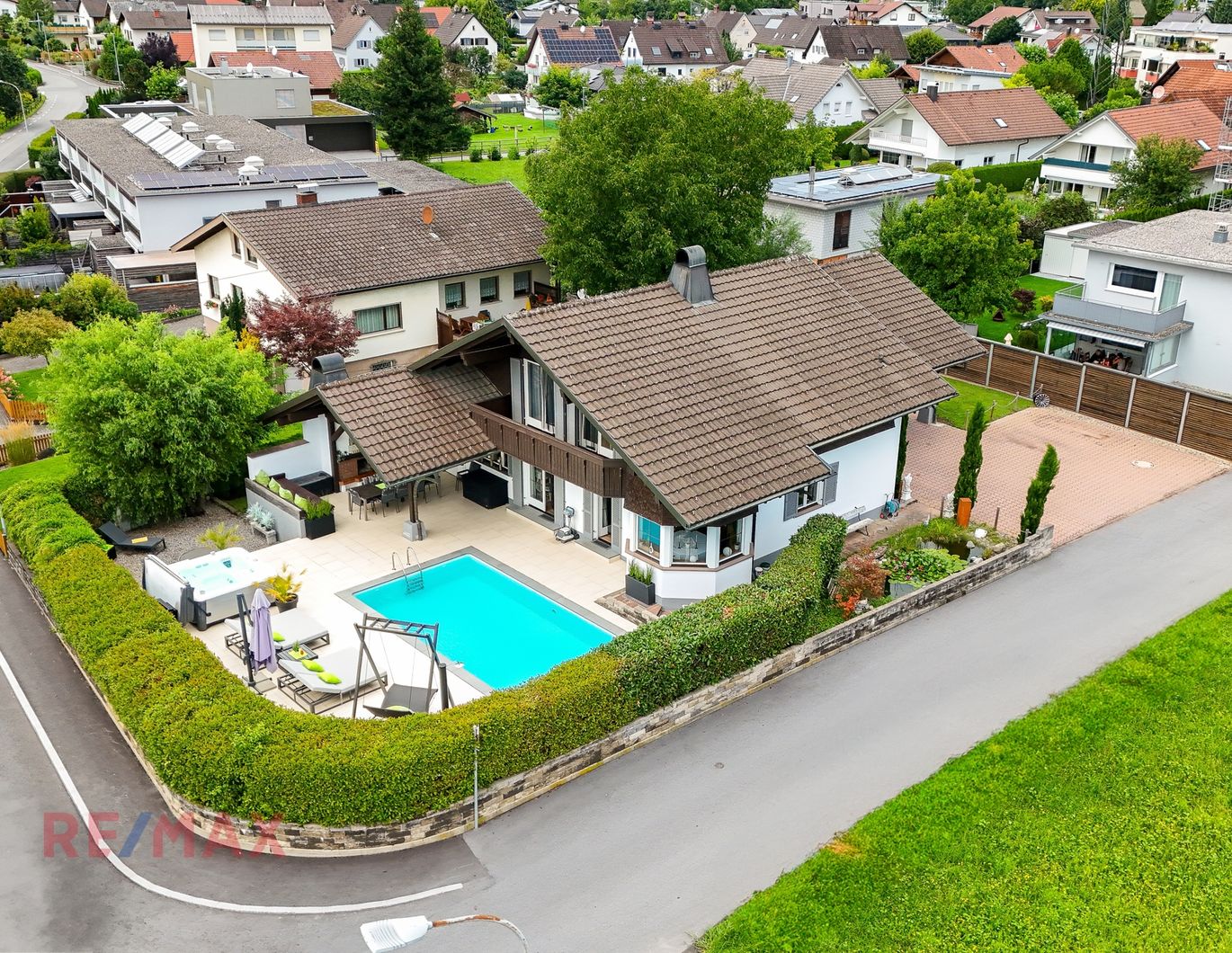 Elegantes Wohnidyll mit Swimmingpool & großer Terrasse - Ihr großzügiges Traumhaus in Lauterach