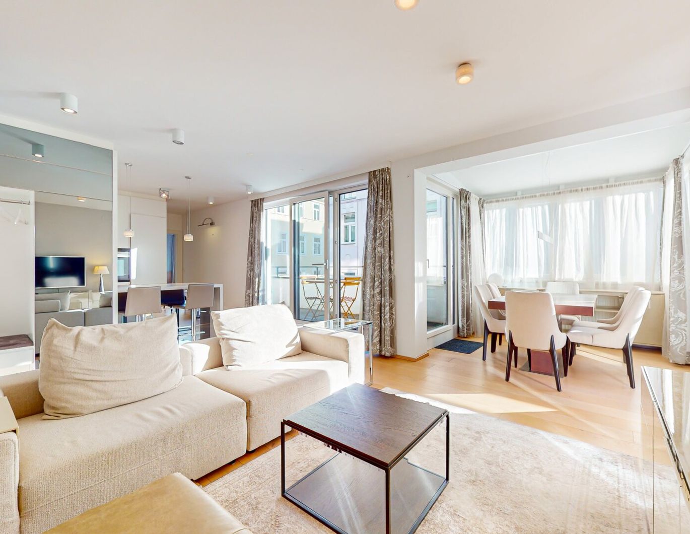 VOLLMÖBLIERTE DESIGNERWOHNUNG MIT ZWEI TERRASSEN IM KARMELITERVIERTEL