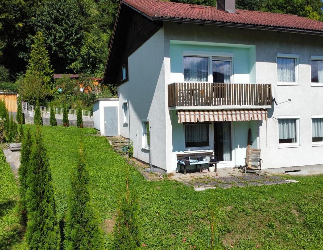 Wohnhaus mit südseitigem Balkon u. Terrasse, Garagen, voll unterkellert