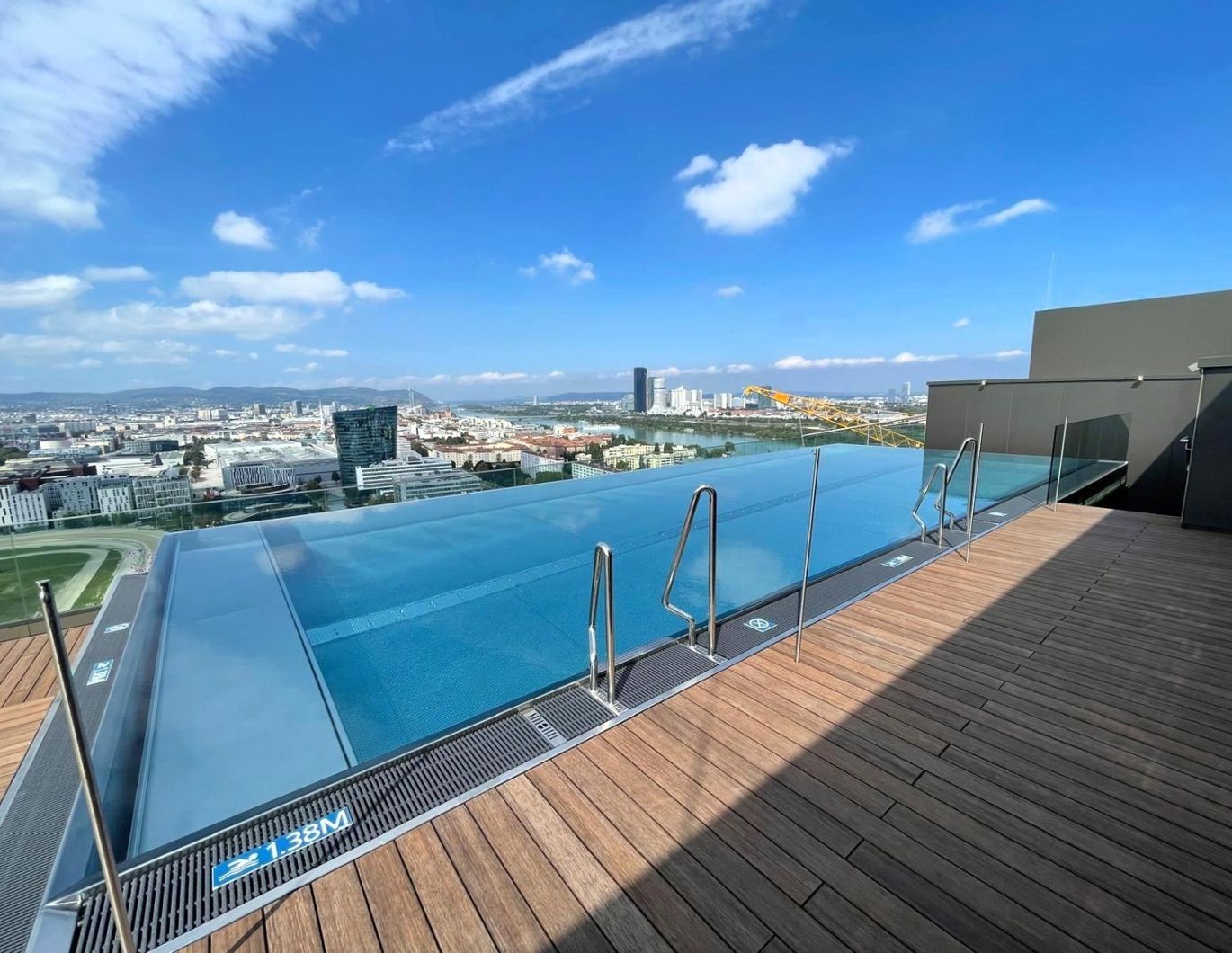 Kleine Perle im ultramodernen Wohnhaus mit Pool am Dach zu mieten // Small gem in an ultra-modern apartm. building with pool on the roof for rent //