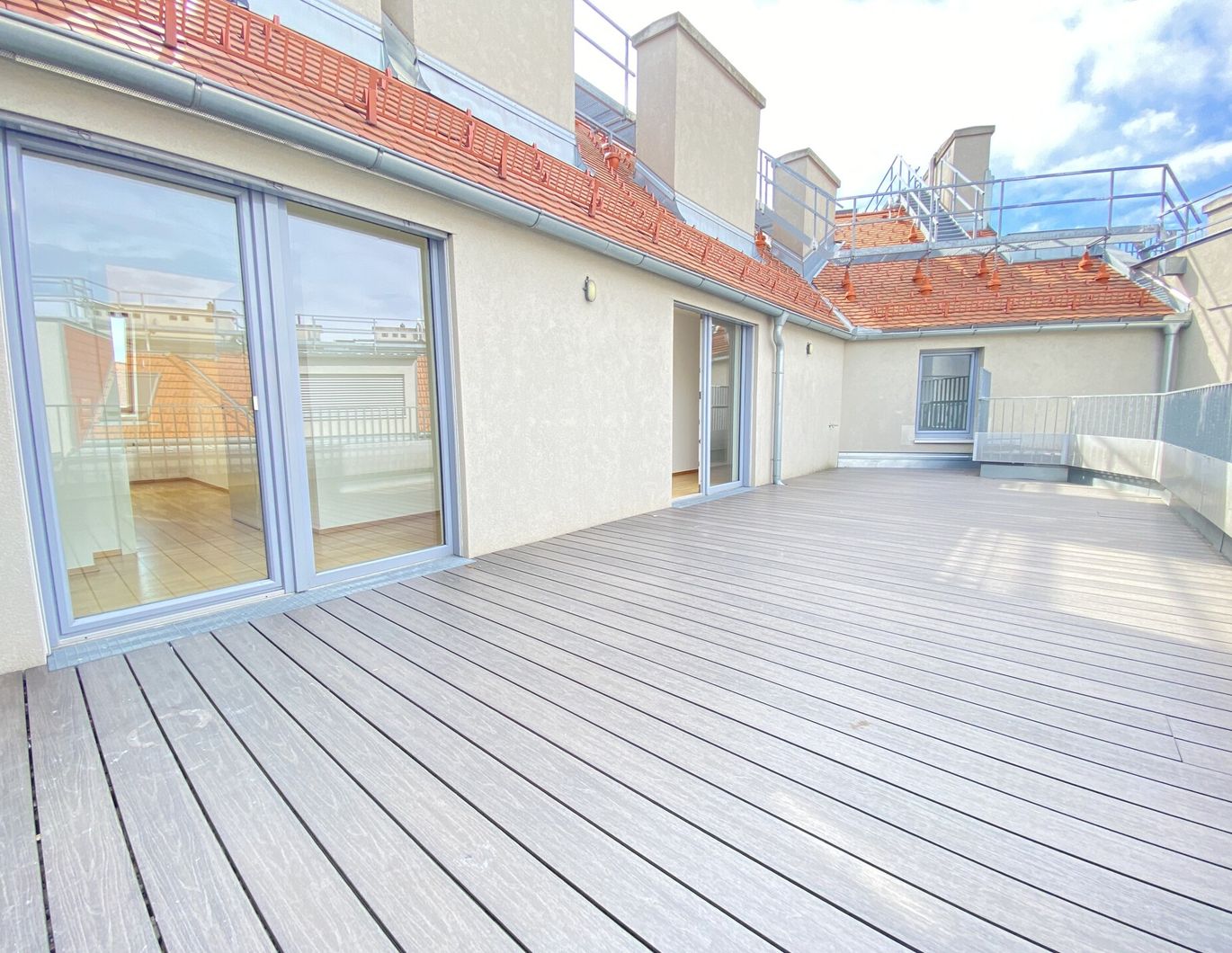 Familienfreundliche Dachgeschoßwohnung mit 40 m² Terrasse in top Grün-Ruhelage; 1 Stellplatz inkludiert - zu kaufen in 1090 Wien