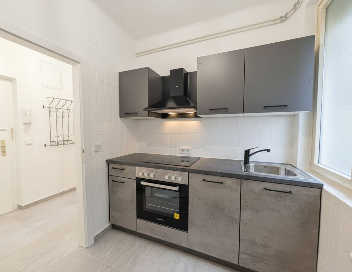 Direkt am LKH & Med-Uni: Frisch sanierte 1-Zimmerwohnung mit Parkplatz!