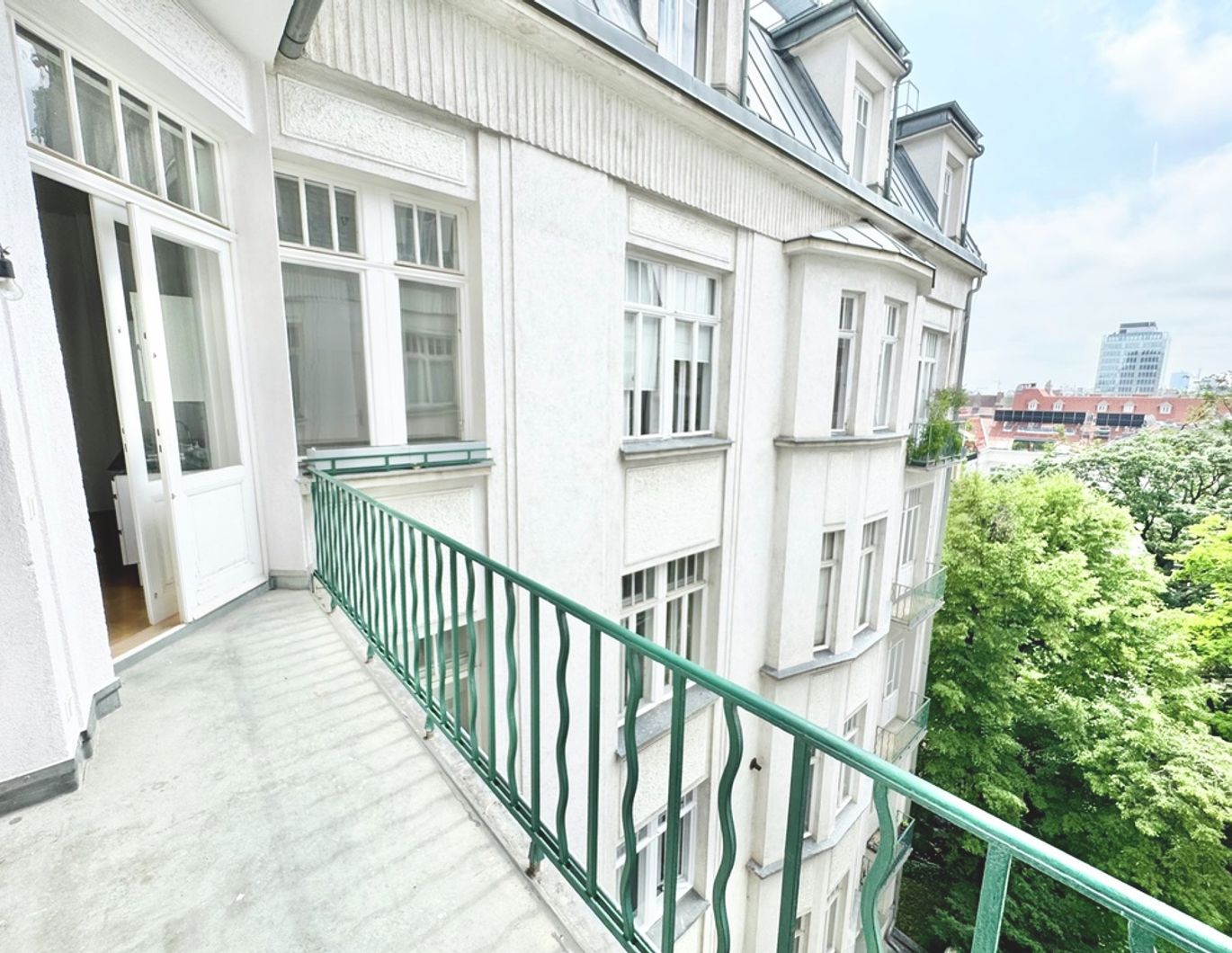 TOPLAGE | TRAUMHAFTE ALTBAUWOHNUNG MIT BALKON | HELLE 4 ZIMMER | U-BAHN-NÄHE