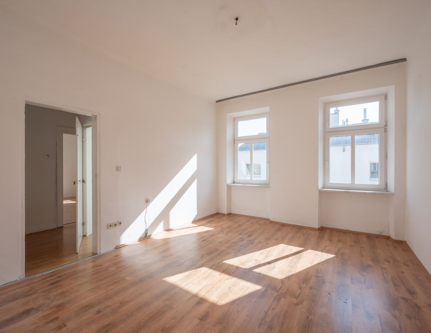 ++NEU++ sanierungsbedürftige 3 Zimmer Altbauwohnung - Umbau-Potenzial