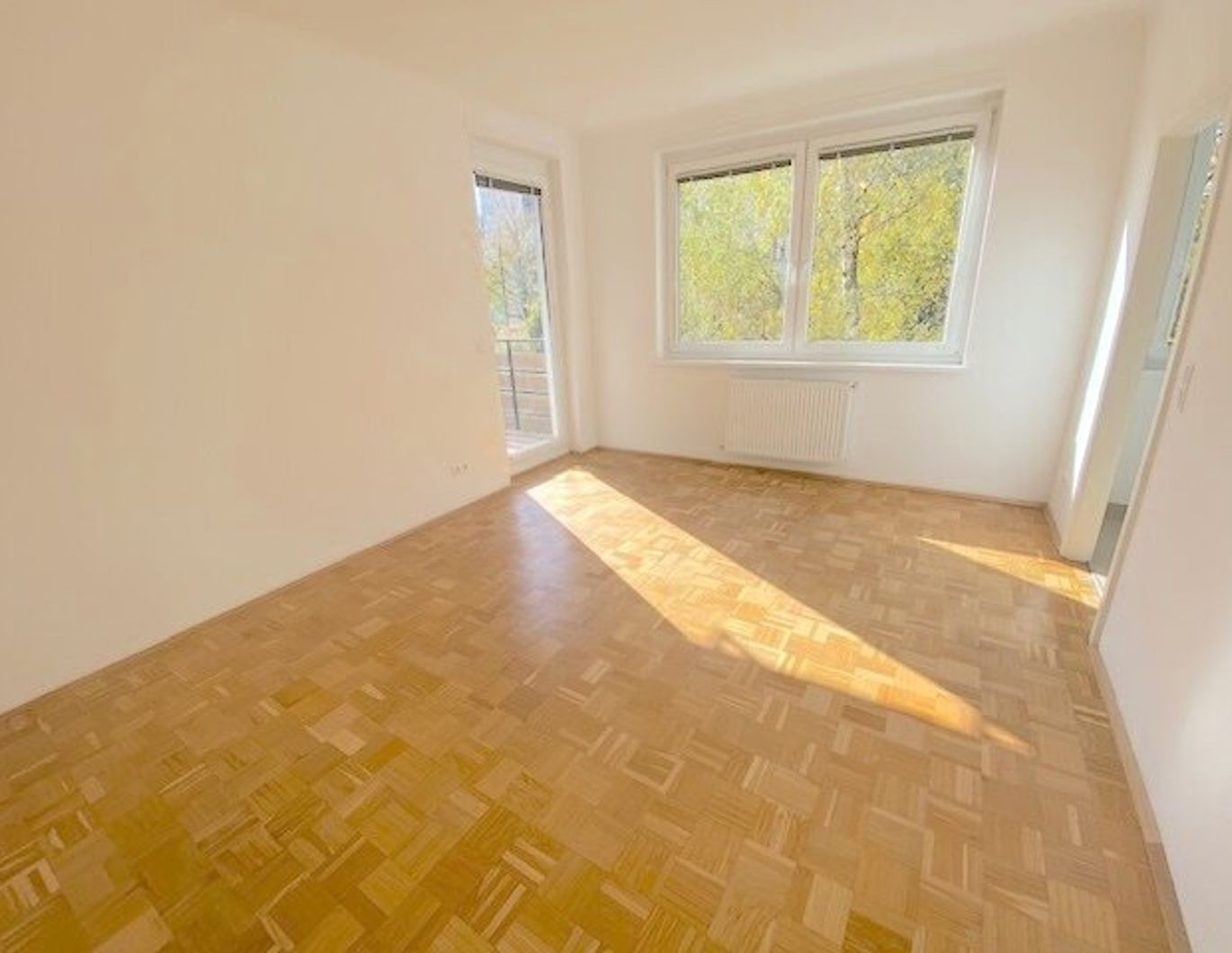 PROVISIONSFREI VOM EIGENTÜMER! GEPFLEGTE 2-ZIMMER WOHNUNG MIT LOGGIA NAHE MILLENIUM CITY!