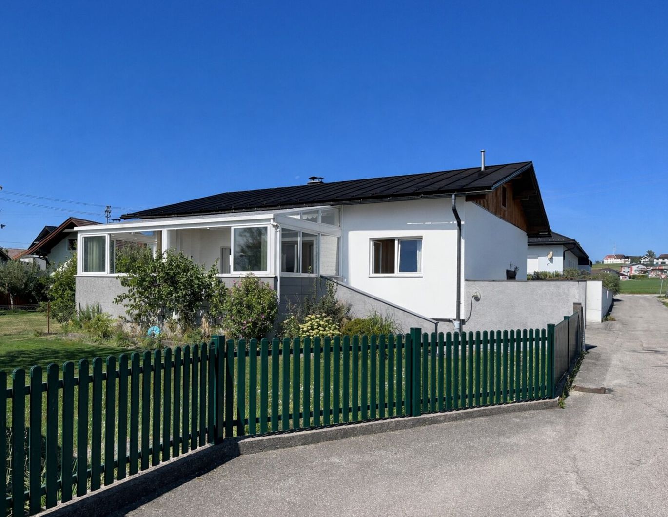 Gemütlicher Bungalow mit sonnigen Wintergarten, Kellerstüberl und idyllischen Garten mit Gartenhaus in ruhiger Siedlungslage in Pinsdorf
