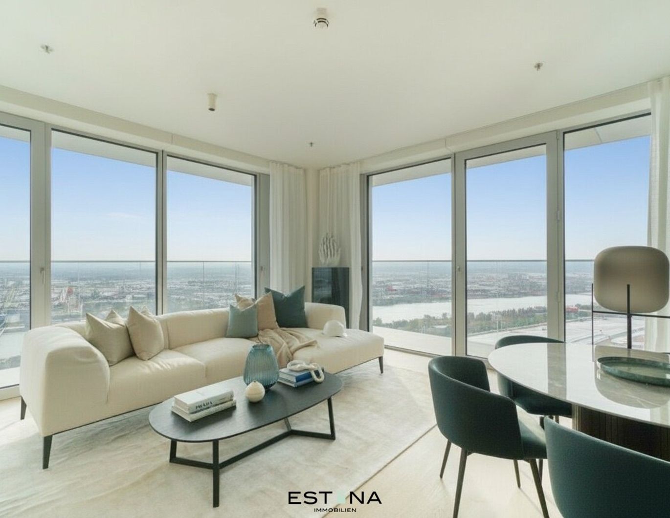 360° Lebensgefühl: Großzügige Rundum-Loggia und atemberaubende Fernblicke