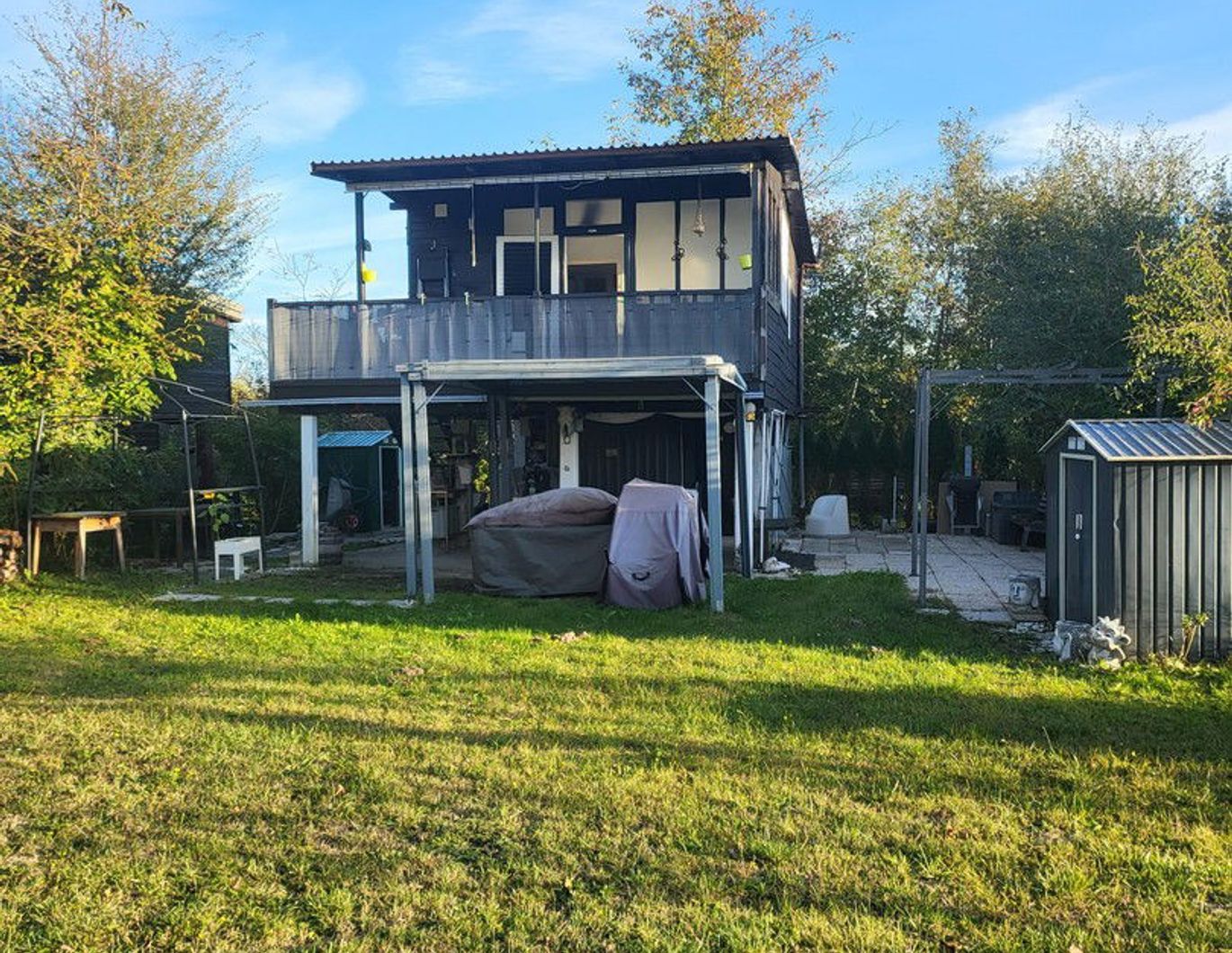 Sommerhäuschen im Grünen