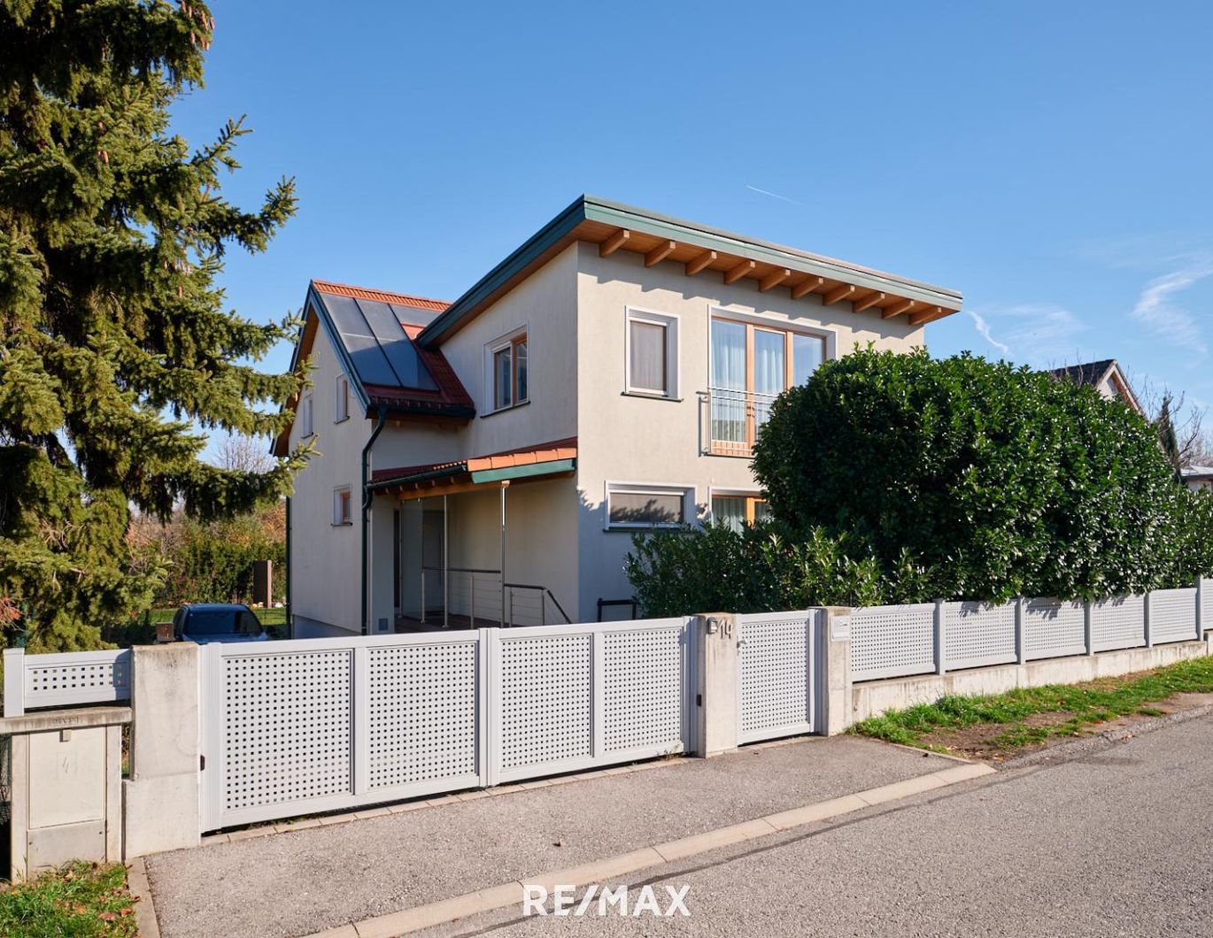 Exklusives Einfamilienhaus mit 260 m² Wohn&Nutzfläche auf großem Grundstück in Ruhelage