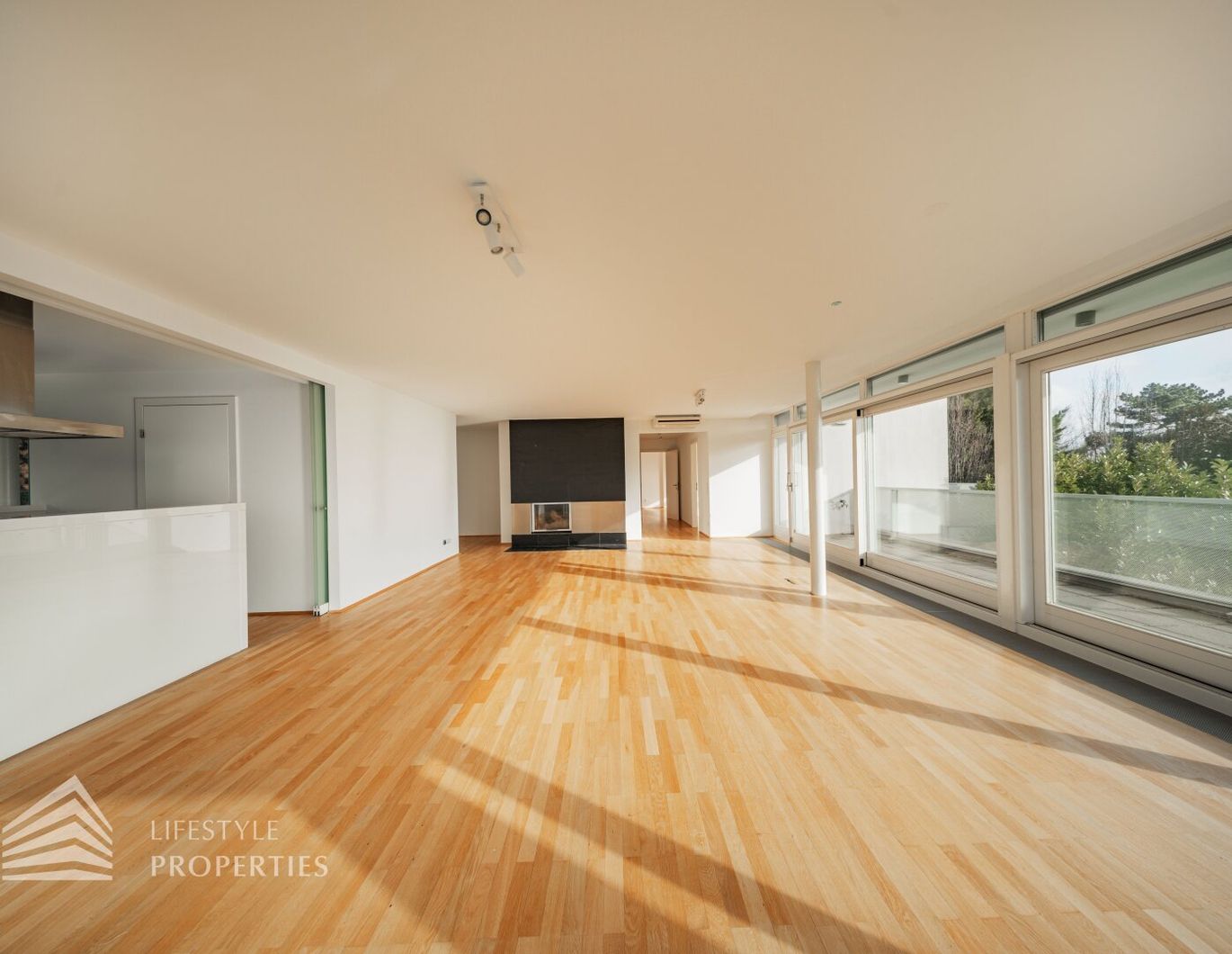 Wunderschöne 3 - Zimmer Wohnung mit Terrasse und Balkonen
