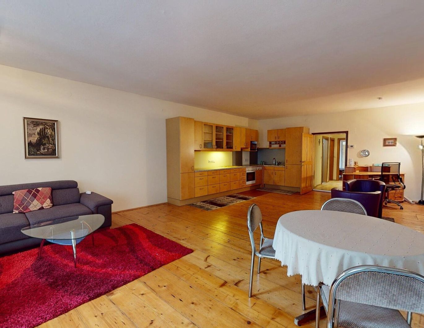 Ideal für Alleinstehende oder Paare: Großzügige Mietwohnung mit Charme nahe dem Hauptplatz, mit ruhiger Terrasse, sanierten Bad und Aufzug.