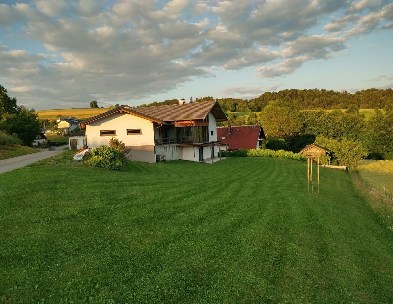 Neuwertiges EFH in Traumlage im Grünen nahe der Donau