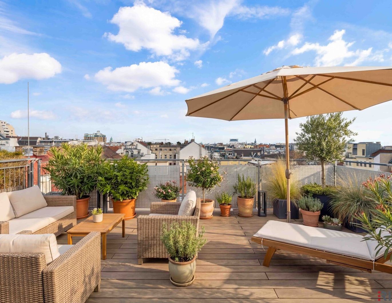 Rooftop-Wohnung über den Dächern des Siebten | 1 Min. zur Mariahilferstr. | 40m² 360°-Terrasse | Virtual Tour
