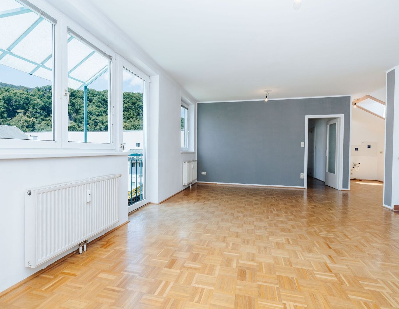 ABSOLUTE RUHELAGE I XL-BALKON (W) I LETZTER STOCK I TG - PLATZ I BADEWANNE I SEHR HELL I PARKETT I FAMILIENFREUNDLICHER GRUNDRISS I AB SOFORT I PROJEKT WOHNEN I