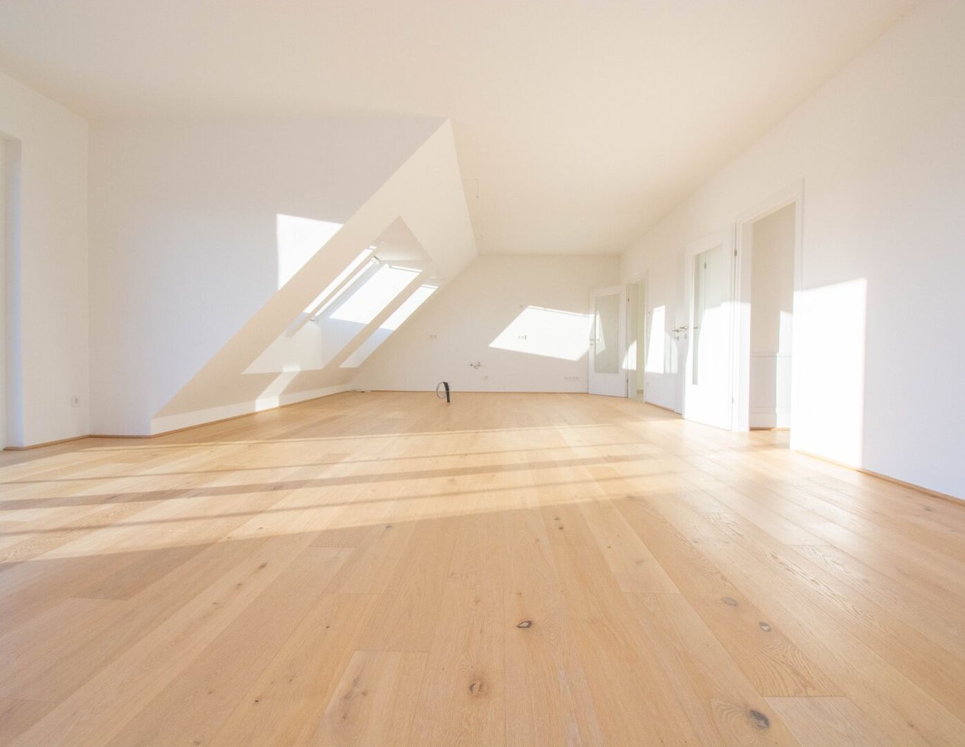 EXKLUSIVE PENTHOUSE-WOHNUNG MIT ZWEI TERRASSEN, HOCHWERTIGER AUSSTATTUNG UND VIEL RAUM ZUM WOHLFÜHLEN